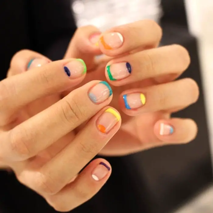 Minimalistički nokti u kombinaciji sa smelim bojama