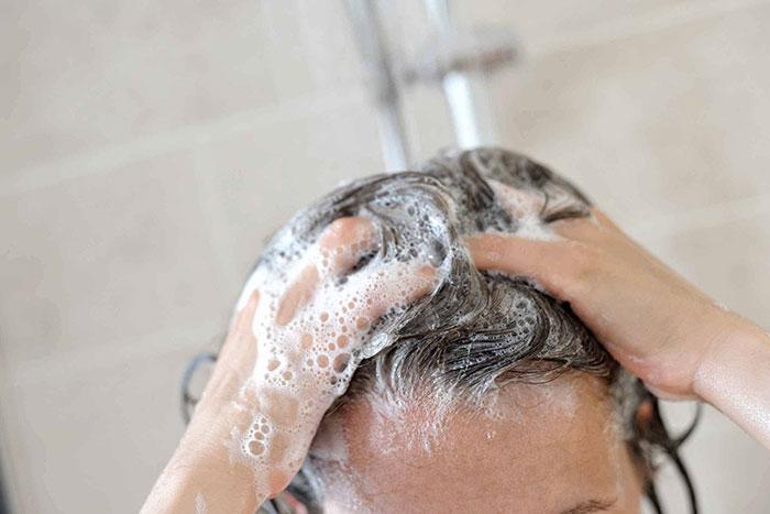 Uz pomoć šampona za dubinsko pranje kose možete otkloniti sve nečistoće sa kose