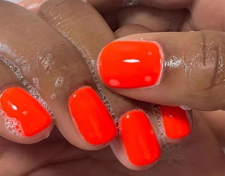 „Blood orange“ nokti su savršeni za leto