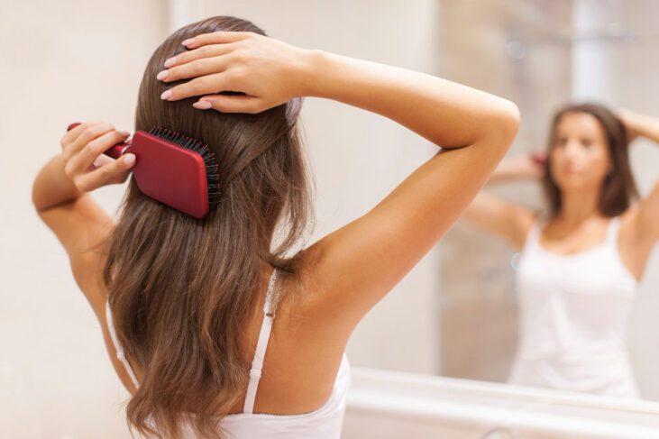 Otkrivamo zašto je važno redovno čistiti četku za kosu