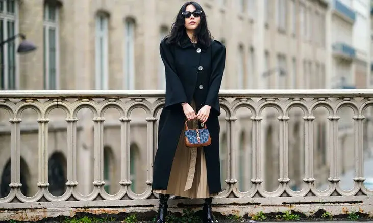 Dugački crni kaput je idealan za zimski stajling