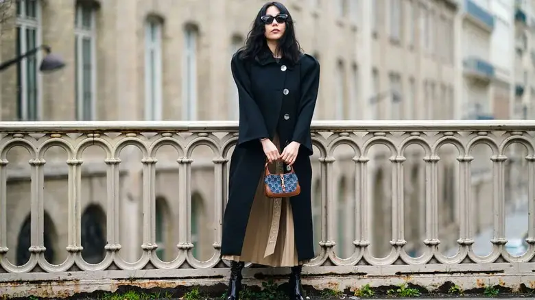 Dugački crni kaput je idealan za zimski stajling