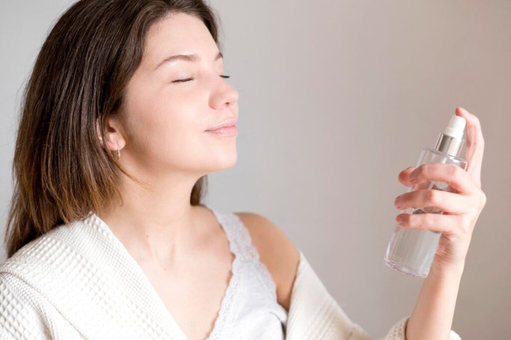 Žena stavlja aktivni kiseonik na lice.