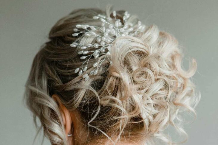 Jednostava frizura za svadbu.