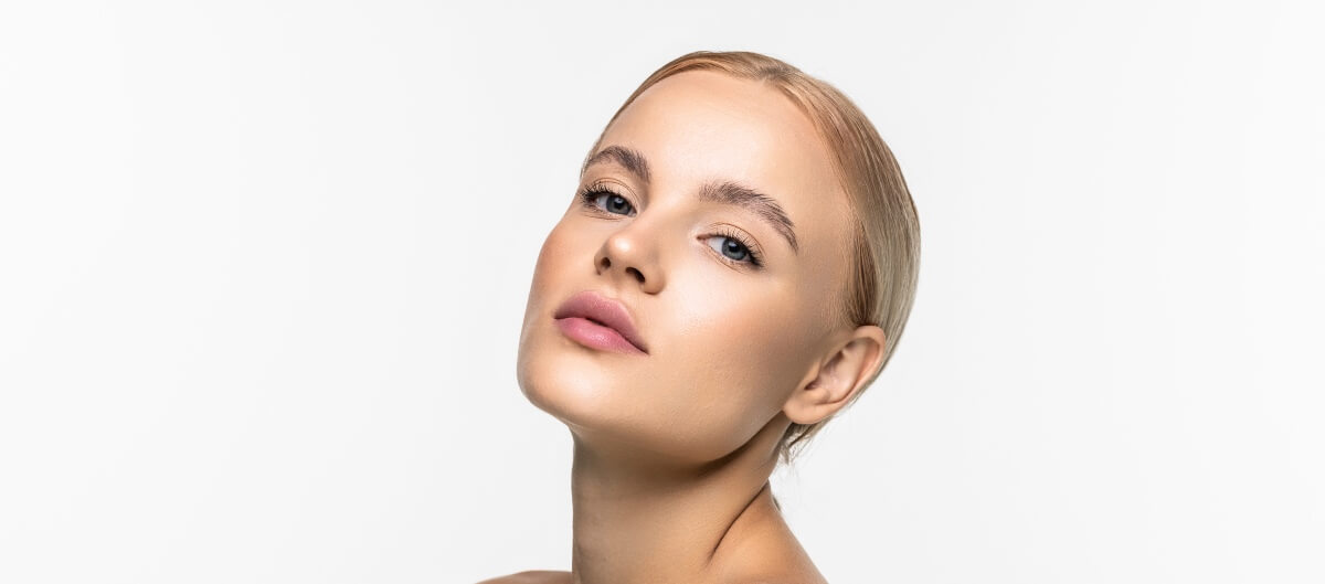 Žena sa čistom, sjajnom kožom