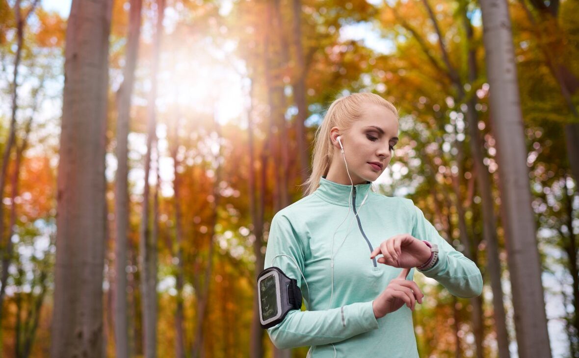 Žena gleda na pametni sat u toku trčanja