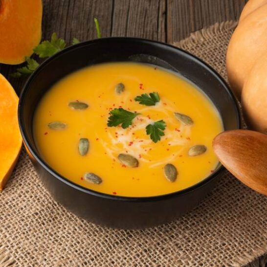 Serviran potaž od bundeve sa semenkama i peršunom po vrhu