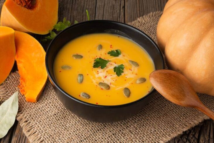 Serviran potaž od bundeve sa semenkama i peršunom po vrhu