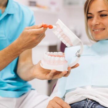 Zena kod zubara gleda protetiku