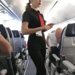 Stjuardesa mi je prišla tokom leta i rekla da pilot želi da razgovara sa mnom — taj susret mi je promenio život. Stjuardesa mi je prišla tokom leta i rekla da pilot želi da razgovara sa mnom — taj susret mi je promenio život. - featured image