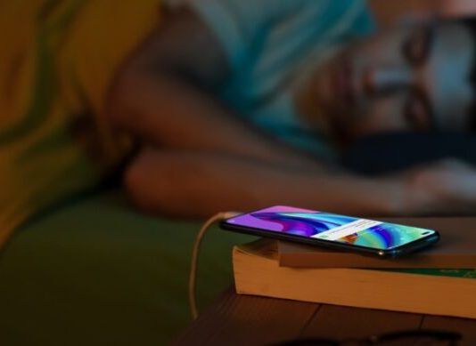 Ako spavate sa mobitelom pored glave, prestanite jer je opasno Ako spavate sa mobitelom pored glave, prestanite jer je opasno - featured image