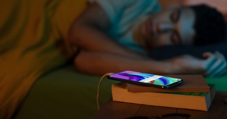 Ako spavate sa mobitelom pored glave, prestanite jer je opasno - featured image