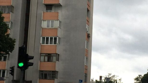 Fotografija ove stambene zgrade iz Splita obišla je celi Balkan, a sve zbog sulude ideje jednog stanara - featured image Fotografija ove stambene zgrade iz Splita obišla je celi Balkan, a sve zbog sulude ideje jednog stanara - featured image
