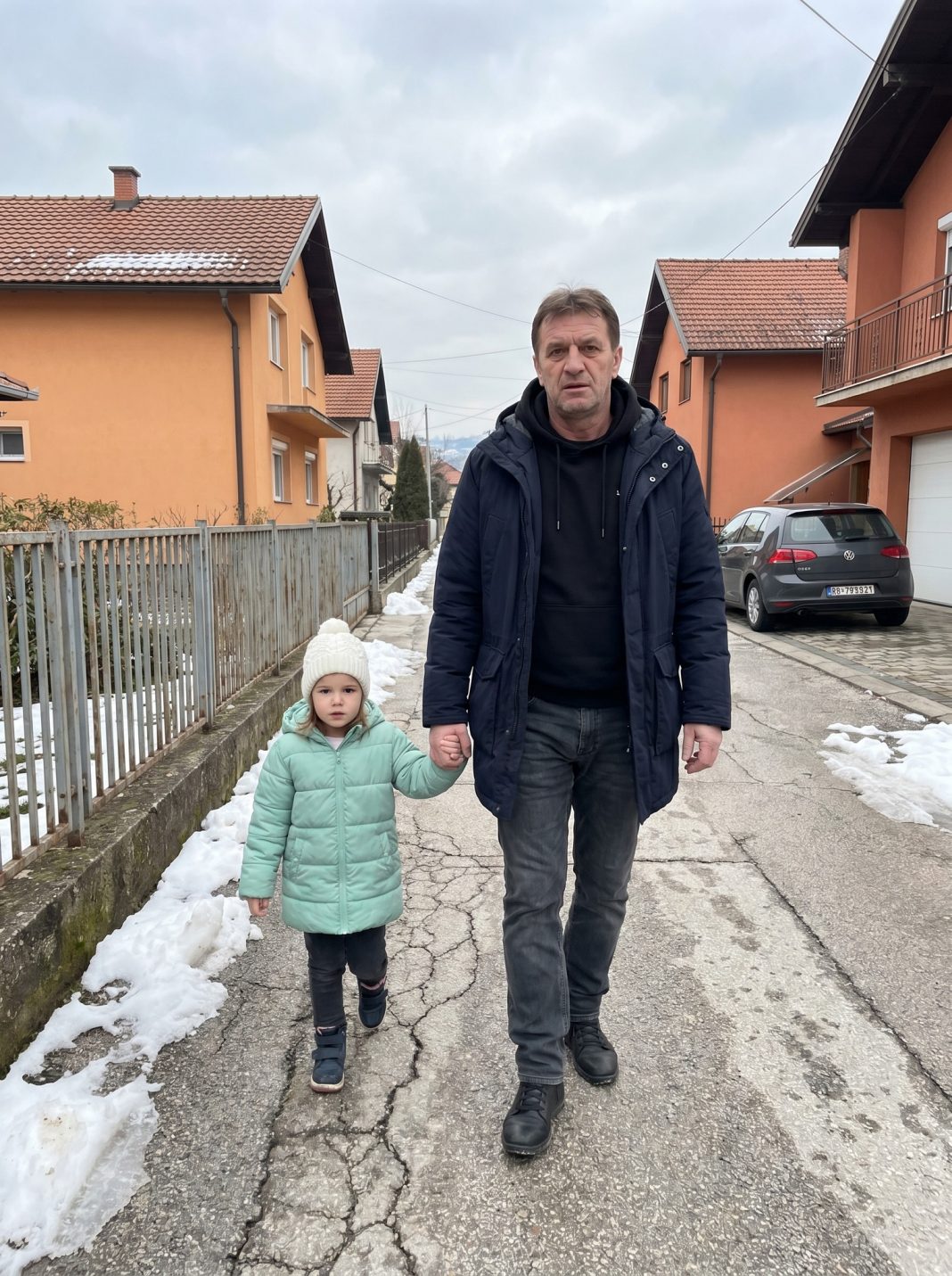 Pokupio sam svoju petogodišnju kćerku iz vrtića — a ono što mi je tada rekla srušilo je sve što sam mislio da znam o svom životu. - featured image