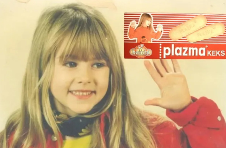 SJEĆATE SE CURICE SA PLAZME? Nećete VJER0VATI kako Aleksandra iz Kikinde izgleda 25 G0DINA kasnije - featured image SJEĆATE SE CURICE SA PLAZME? Nećete VJER0VATI kako Aleksandra iz Kikinde izgleda 25 G0DINA kasnije - featured image