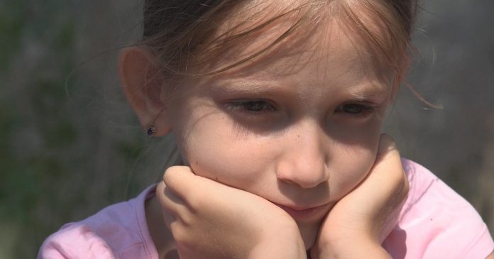 Dijete koje nije dobilo dovoljno ljubavi u djetinjstvu ispoljava dvije loše osobine kada odraste - featured image Dijete koje nije dobilo dovoljno ljubavi u djetinjstvu ispoljava dvije loše osobine kada odraste - featured image