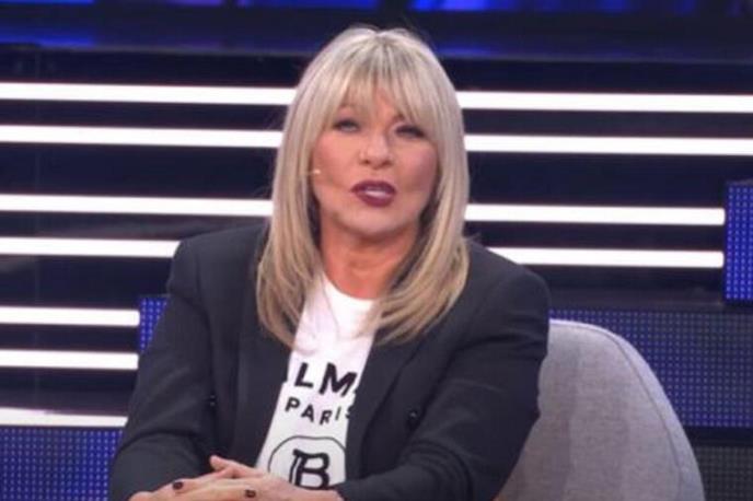 BRZ0 GA JE ZAB0RAVlLA: SUZANA J0VAN0VIĆ uhvaćena u ZAGRLJAJU 0V0G popularnog pjevača!!! - featured image