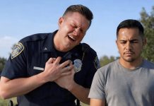 Policajac je iznenada osetio nelagodnost tokom hapšenja, izgubio svest i pao na zemlju: kriminalac, videvši priliku za bekstvo, skinuo je lisice i već je bio spreman da pobegne… ali u tom trenutku dogodilo se nešto neočekivano 😨😱 Policajac je iznenada osetio nelagodnost tokom hapšenja, izgubio svest i pao na zemlju: kriminalac, videvši priliku za bekstvo, skinuo je lisice i već je bio spreman da pobegne… ali u tom trenutku dogodilo se nešto neočekivano 😨😱 - featured image