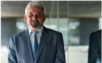 Radio je na građevini ceo život, bez slave i priznanja, samo sa jednim ciljem: da ja jednog dana nosim titulu doktora Radio je na građevini ceo život, bez slave i priznanja, samo sa jednim ciljem: da ja jednog dana nosim titulu doktora - featured image