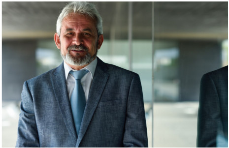 Radio je na građevini ceo život, bez slave i priznanja, samo sa jednim ciljem: da ja jednog dana nosim titulu doktora - featured image Radio je na građevini ceo život, bez slave i priznanja, samo sa jednim ciljem: da ja jednog dana nosim titulu doktora - featured image