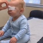 Moj 9-mjesečni sin nikada nije jasno vidio moje lice… Ali kada je liječnik skinuo povez s njegova oka i ja sam šapnula njegovo ime, njegove male oči napunile su se suzama… Moj 9-mjesečni sin nikada nije jasno vidio moje lice… Ali kada je liječnik skinuo povez s njegova oka i ja sam šapnula njegovo ime, njegove male oči napunile su se suzama… - featured image