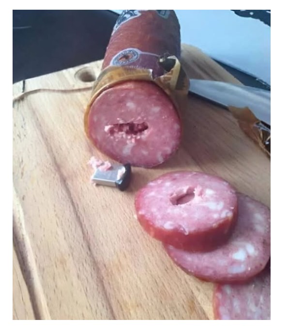 Pronašla sam USB u običnoj kobasici — u početku sam mislila da je slučajnost, dok nisam proverila šta se nalazi unutra. - featured image