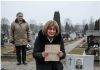 Moj muž je godinama štedio za “put oko svijeta”, a onda sam u njegovom starom kaputu pronašla papirić s lokacijom koja me odvela do groblja Moj muž je godinama štedio za “put oko svijeta”, a onda sam u njegovom starom kaputu pronašla papirić s lokacijom koja me odvela do groblja - featured image