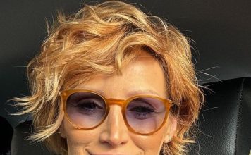 Bila je jedna od najfatalnijih pevačica 90-ih, opasni momci maštali o njoj: U jeku slave upisala fakultet i sad u 53. ima život koji bi svaka žena poželela Bila je jedna od najfatalnijih pevačica 90-ih, opasni momci maštali o njoj: U jeku slave upisala fakultet i sad u 53. ima život koji bi svaka žena poželela - featured image
