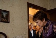 Spavala sam sa temperaturom od 39,5 stepeni kada me je svekrva polila hladnom vodom i naredila mi da ustanem i dočekam goste – a tada sam uradila nešto što niko nije očekivao… 🫣😲 Spavala sam sa temperaturom od 39,5 stepeni kada me je svekrva polila hladnom vodom i naredila mi da ustanem i dočekam goste – a tada sam uradila nešto što niko nije očekivao… 🫣😲 - featured image