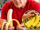 Jeo je 2–3 banane svake večeri – ono što se dogodilo ovom 59-godišnjaku iznenadilo je čak i lekare. 🍌 Jeo je 2–3 banane svake večeri – ono što se dogodilo ovom 59-godišnjaku iznenadilo je čak i lekare. 🍌 - featured image