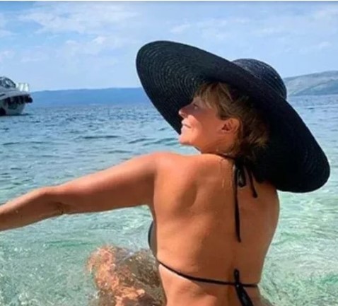 MORE I PLAŽA Suzana Jovanović BLISTA u kupaćem kostimu A DRUŠTVO JOJ PRAVI OVAJ POZNATI GLUMAC : Kolegnica je krišom slikala!!!KĆERKA VAN SEBE NAKON ŠTO JE VIDJELA FOTOGRAFIJU… - featured image MORE I PLAŽA Suzana Jovanović BLISTA u kupaćem kostimu A DRUŠTVO JOJ PRAVI OVAJ POZNATI GLUMAC : Kolegnica je krišom slikala!!!KĆERKA VAN SEBE NAKON ŠTO JE VIDJELA FOTOGRAFIJU… - featured image