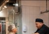 Svaki dan 70-godišnja penzionerka kupovala 40 kilograma mesa od svog uobičajenog mesara: Jednog dana mesar je odlučio da je prati – a kada je vidio kuda sve to meso ide, pozvao je policiju 😱😨 Svaki dan 70-godišnja penzionerka kupovala 40 kilograma mesa od svog uobičajenog mesara: Jednog dana mesar je odlučio da je prati – a kada je vidio kuda sve to meso ide, pozvao je policiju 😱😨 - featured image