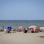 Srbi se zacenjuju od smeha zbog onoga što je ova žena OBULA NA PLAŽI: Kada je izašla iz plićaka, usledio je apsolutni ŠOK SEZONE – “Gospođa se ne postaje, gospođa se rađa” Srbi se zacenjuju od smeha zbog onoga što je ova žena OBULA NA PLAŽI: Kada je izašla iz plićaka, usledio je apsolutni ŠOK SEZONE – “Gospođa se ne postaje, gospođa se rađa” - featured image