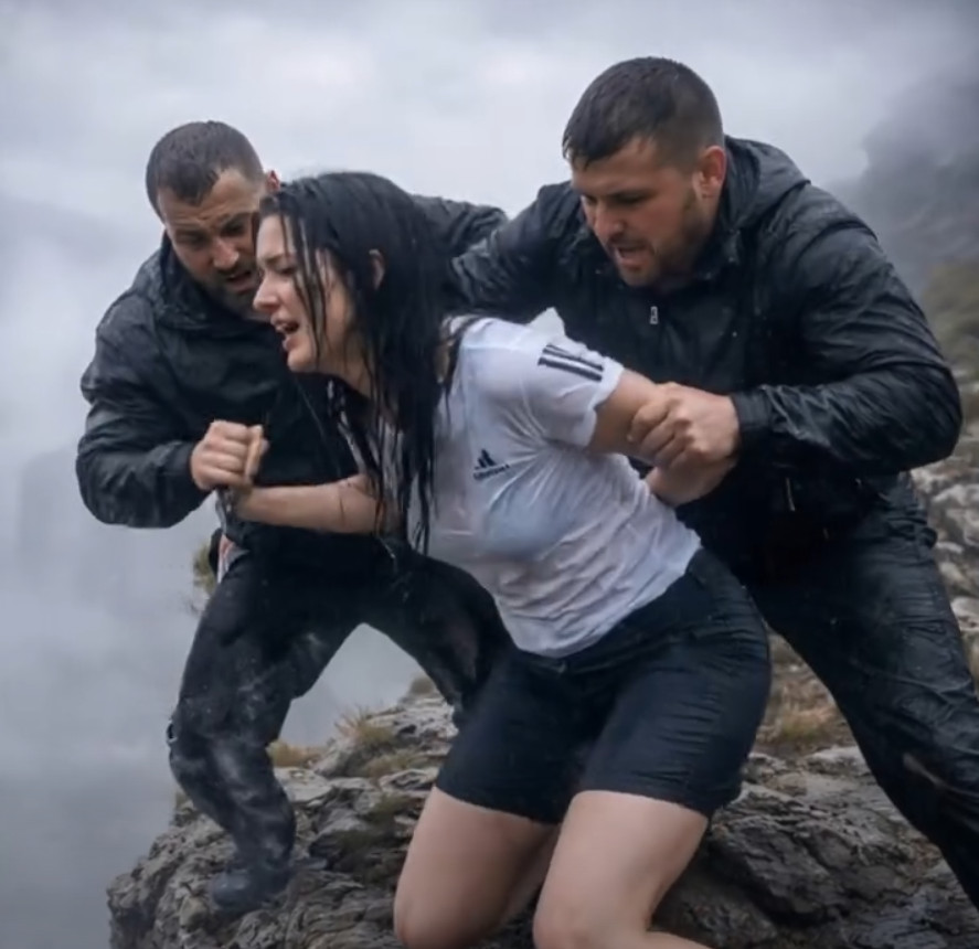 Muž, kako bi se oslobodio mene i stekao moj novac, unajmio je trojicu bandita: oni su me gurnuli sa trideset metara visine, a zatim su sišli po moje telo, ni ne sluteći šta ih čeka dole 😢😲 - featured image