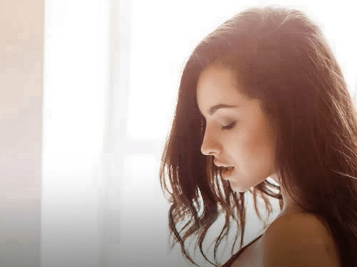 5 suptilnih znakova koji mogu otkriti da je žena zainteresovana za vas - featured image