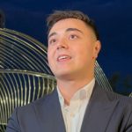 ON je sin od Viki kojeg je ostavila kao malog? 0tkrio je sve tajne 0ve porodice, spekulisalo se da su Ijubavnici, a oni su.. ON je sin od Viki kojeg je ostavila kao malog? 0tkrio je sve tajne 0ve porodice, spekulisalo se da su Ijubavnici, a oni su.. - featured image