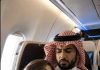 Mlada žena je slučajno zaspala u avionu i naslonila glavu na rame najbogatijeg i najstrašnijeg muškarca u cijelom gradu. Ali ono što je šeik sljedeće uradio ostavilo je sve putnike u šoku… 😱 😱 Mlada žena je slučajno zaspala u avionu i naslonila glavu na rame najbogatijeg i najstrašnijeg muškarca u cijelom gradu. Ali ono što je šeik sljedeće uradio ostavilo je sve putnike u šoku… 😱 😱 - featured image