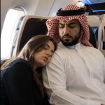 Mlada žena je slučajno zaspala u avionu i naslonila glavu na rame najbogatijeg i najstrašnijeg muškarca u cijelom gradu. Ali ono što je šeik sljedeće uradio ostavilo je sve putnike u šoku… 😱 😱 Mlada žena je slučajno zaspala u avionu i naslonila glavu na rame najbogatijeg i najstrašnijeg muškarca u cijelom gradu. Ali ono što je šeik sljedeće uradio ostavilo je sve putnike u šoku… 😱 😱 - featured image