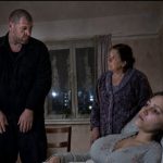 Znajući da njena kćerka na samrti neće dočekati jutro, izmučena majka je ipak pustila zatvorenika, kojeg se plašilo cijelo selo, da prenoći. Ali ono što se desilo u zoru šokiralo je selo…… 😲😲😲 Znajući da njena kćerka na samrti neće dočekati jutro, izmučena majka je ipak pustila zatvorenika, kojeg se plašilo cijelo selo, da prenoći. Ali ono što se desilo u zoru šokiralo je selo…… 😲😲😲 - featured image
