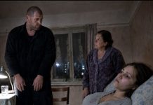 Znajući da njena kćerka na samrti neće dočekati jutro, izmučena majka je ipak pustila zatvorenika, kojeg se plašilo cijelo selo, da prenoći. Ali ono što se desilo u zoru šokiralo je selo…… 😲😲😲 Znajući da njena kćerka na samrti neće dočekati jutro, izmučena majka je ipak pustila zatvorenika, kojeg se plašilo cijelo selo, da prenoći. Ali ono što se desilo u zoru šokiralo je selo…… 😲😲😲 - featured image