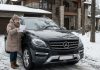Žena koja je kasnila na kliniku zbog abortusa, otkrila je da je zaboravila dokumente u svom automobilu. Kada se vratila, primijetila je beskućnog dječaka koji je ostavio poruku pod brisačem. Kad je otvorila poruku, zaledila se od onoga što je pročitala… 😲😲😲 Žena koja je kasnila na kliniku zbog abortusa, otkrila je da je zaboravila dokumente u svom automobilu. Kada se vratila, primijetila je beskućnog dječaka koji je ostavio poruku pod brisačem. Kad je otvorila poruku, zaledila se od onoga što je pročitala… 😲😲😲 - featured image