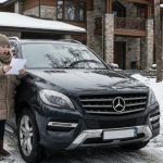 Žena koja je kasnila na kliniku zbog abortusa, otkrila je da je zaboravila dokumente u svom automobilu. Kada se vratila, primijetila je beskućnog dječaka koji je ostavio poruku pod brisačem. Kad je otvorila poruku, zaledila se od onoga što je pročitala… 😲😲😲 Žena koja je kasnila na kliniku zbog abortusa, otkrila je da je zaboravila dokumente u svom automobilu. Kada se vratila, primijetila je beskućnog dječaka koji je ostavio poruku pod brisačem. Kad je otvorila poruku, zaledila se od onoga što je pročitala… 😲😲😲 - featured image