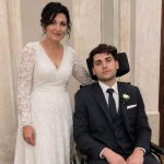 Udala sam se za paraliziranog 25-godišnjeg milijunaša… Ali u našoj bračnoj noći zaključao je vrata spavaće sobe, pogledao me sa suzama u očima i šapnuo: “Sada više nema povratka. Vrijeme je da saznaš pravi razlog zbog kojeg sam se oženio tobom.” Udala sam se za paraliziranog 25-godišnjeg milijunaša… Ali u našoj bračnoj noći zaključao je vrata spavaće sobe, pogledao me sa suzama u očima i šapnuo: “Sada više nema povratka. Vrijeme je da saznaš pravi razlog zbog kojeg sam se oženio tobom.” - featured image