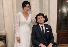 Udala sam se za paraliziranog 25-godišnjeg milijunaša… Ali u našoj bračnoj noći zaključao je vrata spavaće sobe, pogledao me sa suzama u očima i šapnuo: “Sada više nema povratka. Vrijeme je da saznaš pravi razlog zbog kojeg sam se oženio tobom.” Udala sam se za paraliziranog 25-godišnjeg milijunaša… Ali u našoj bračnoj noći zaključao je vrata spavaće sobe, pogledao me sa suzama u očima i šapnuo: “Sada više nema povratka. Vrijeme je da saznaš pravi razlog zbog kojeg sam se oženio tobom.” - featured image