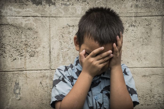 Svaka osoba koja je imala nesrećno djetinjstvo ima ovih 10 karakteristika – Lako je prepoznati ljude s teškom traumom - featured image