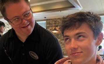Moj se sin rugao konobaru s Downovim sindromom pred punim restoranom, ali kad sam mu oduzela nagradu i otkrila zašto je taj čovjek zatražio baš naš stol, istina ga je natjerala da preispita sve što je mislio o sebi Moj se sin rugao konobaru s Downovim sindromom pred punim restoranom, ali kad sam mu oduzela nagradu i otkrila zašto je taj čovjek zatražio baš naš stol, istina ga je natjerala da preispita sve što je mislio o sebi - featured image