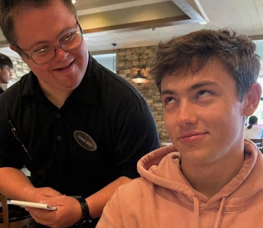 Moj se sin rugao konobaru s Downovim sindromom pred punim restoranom, ali kad sam mu oduzela nagradu i otkrila zašto je taj čovjek zatražio baš naš stol, istina ga je natjerala da preispita sve što je mislio o sebi Moj se sin rugao konobaru s Downovim sindromom pred punim restoranom, ali kad sam mu oduzela nagradu i otkrila zašto je taj čovjek zatražio baš naš stol, istina ga je natjerala da preispita sve što je mislio o sebi - featured image