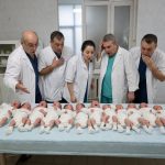 Žena je rodila 11 beba odjednom. Ali kada su ih lekari pažljivije pogledali, UKOČILI SU SE: Ono što su gledali uopšte nisu bile bebe… Žena je rodila 11 beba odjednom. Ali kada su ih lekari pažljivije pogledali, UKOČILI SU SE: Ono što su gledali uopšte nisu bile bebe… - featured image