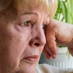 Ono što mi je ćerka rekla pred svojom svekrvom i svekrom zaboleo me je više od šamara: Dok su se oni smejali ja sam krila suze Ono što mi je ćerka rekla pred svojom svekrvom i svekrom zaboleo me je više od šamara: Dok su se oni smejali ja sam krila suze - featured image