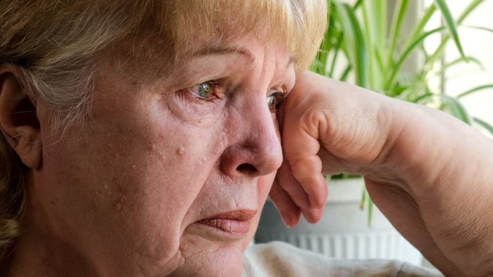 Ono što mi je ćerka rekla pred svojom svekrvom i svekrom zaboleo me je više od šamara: Dok su se oni smejali ja sam krila suze - featured image